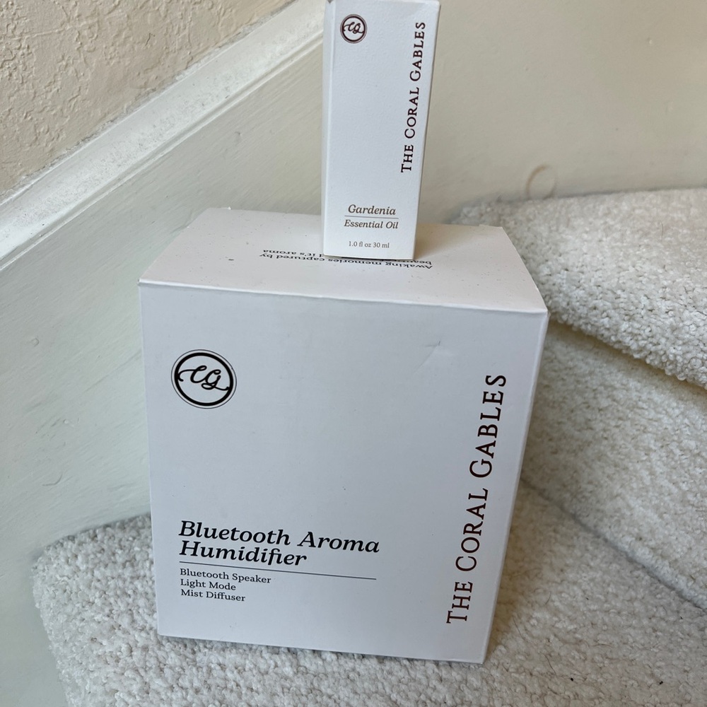 The Coral Gables Bluetooth Aroma Humidifier + bottle gardenia essential oil set
